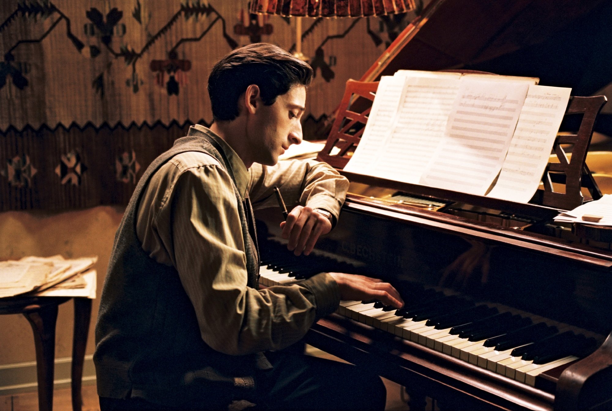 Wladyslaw Szpilman (Adrien Brody) é um pianista polonês que interpretava peças de música clássica numa rádio de Varsóvia quando as primeiras bombas caem sobre a cidade e sinalizam a invasão alemã.
Sob a óptica de Szpilman, o filme retrata sua tentativa de sobrevivência e mostra as restrições imposta aos poloneses durante o regime nazista, como a construção do Gueto de Varsóvia para limitar o espaço dos judeus.
Nas mãos do diretor Roman Planski, com esse filme, Brody se tornou aos 28 anos o mais jovem ganhador do Oscar de Melhor Ator.