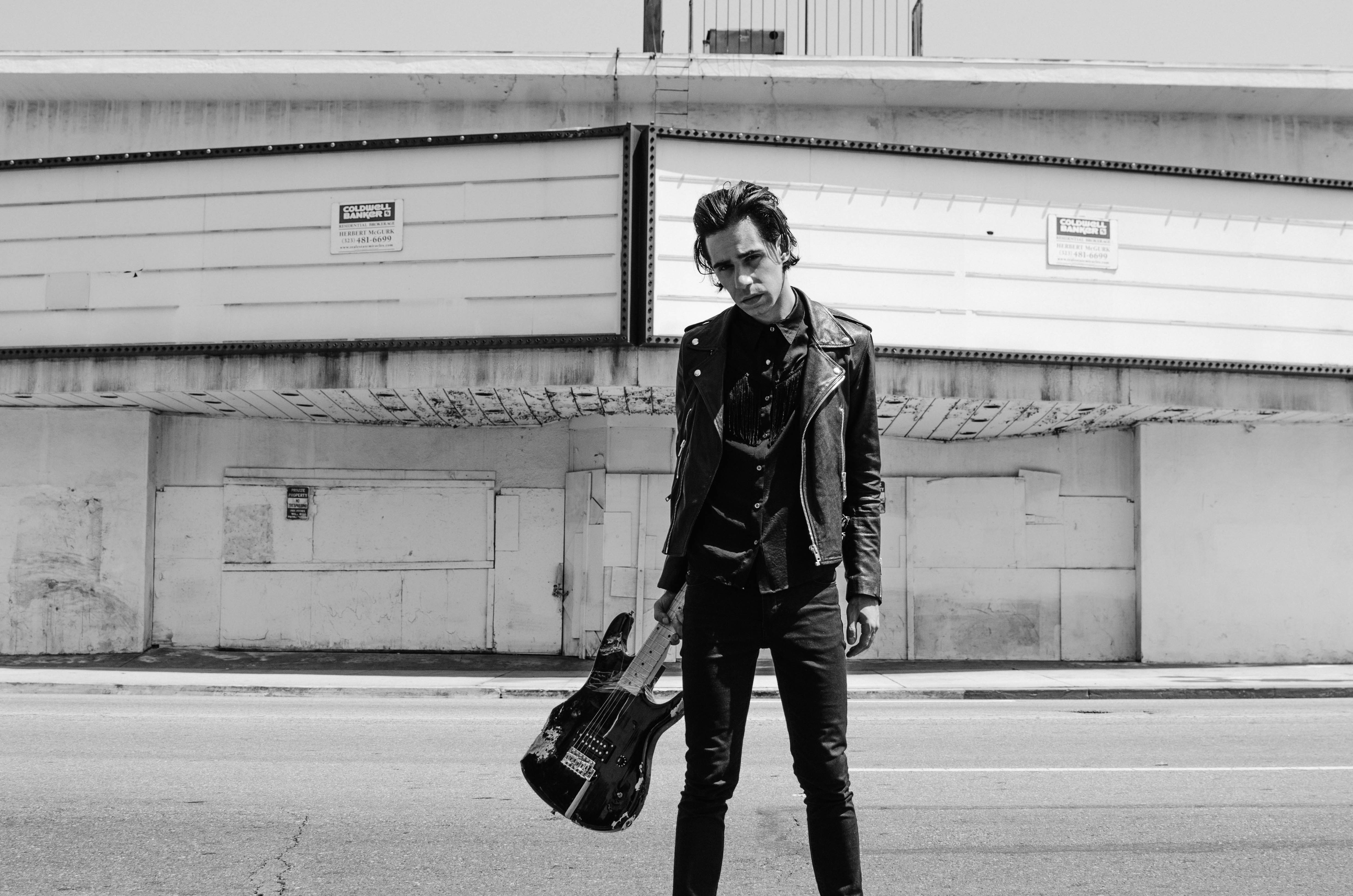 Quem é da night paulistana conhece o rock n' roll de Tiago Pethit. "Por que o gay não pode ser safado? Pode ser safado sim!", disse ele em entrevista  ao site Muza