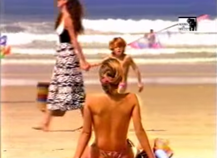 A propaganda é um combo: menino olha uma mulher tomando banho pelo buraco da fechadura, um fica observa mulher fazendo topless, outro fica de queixo caído enquanto a salva-vidas passa bronzeador, um finge afogamento e ganha uma respiração boca-a-boca (e agarra a mulher!), na escola um menino usa o truque do espelhinho no sapato para olhar a calcinha da professora