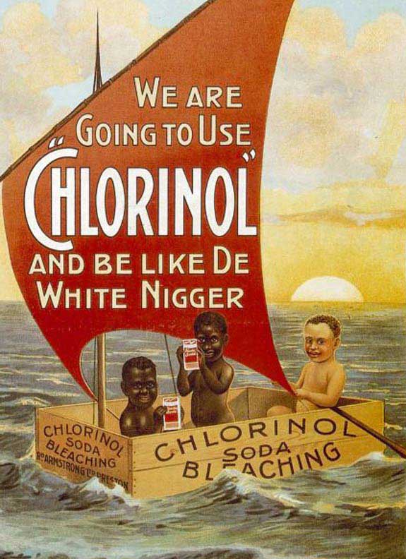 O Chlorinol é uma marca de alvejante, ou seja, serve para branquear as roupas. E para exemplificar esse efeito do produto, o anúncio de 1890 mostra duas crianças negras desejando passar pelo processo de clareamento que a terceira criança “ex-negra” passou ao usar o produto