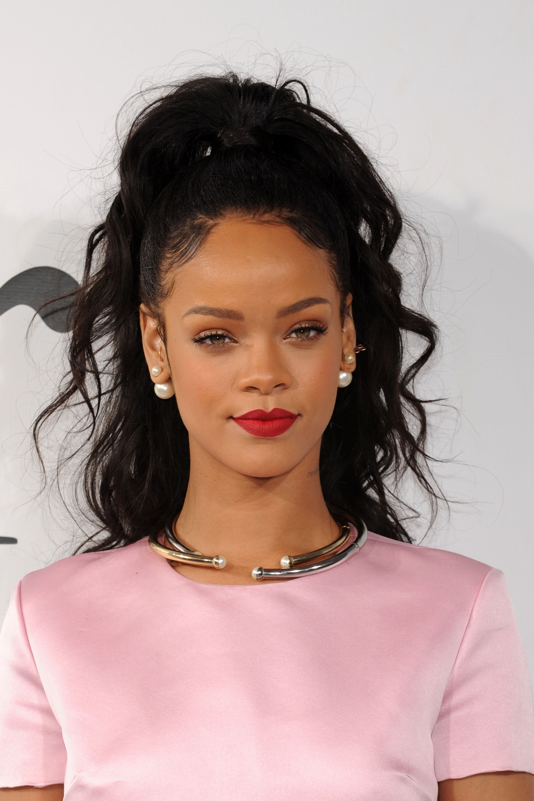 O tão prometido disco novo da Rihanna começou a ser produzido no fim de 2014. Apesar de já ter soltado várias músicas dele nesse ano, o lançamento continua um mistério. Pode ser hoje, pode ser amanhã ou pode ser só no Natal. Libera o álbum logo aí, RiRi!