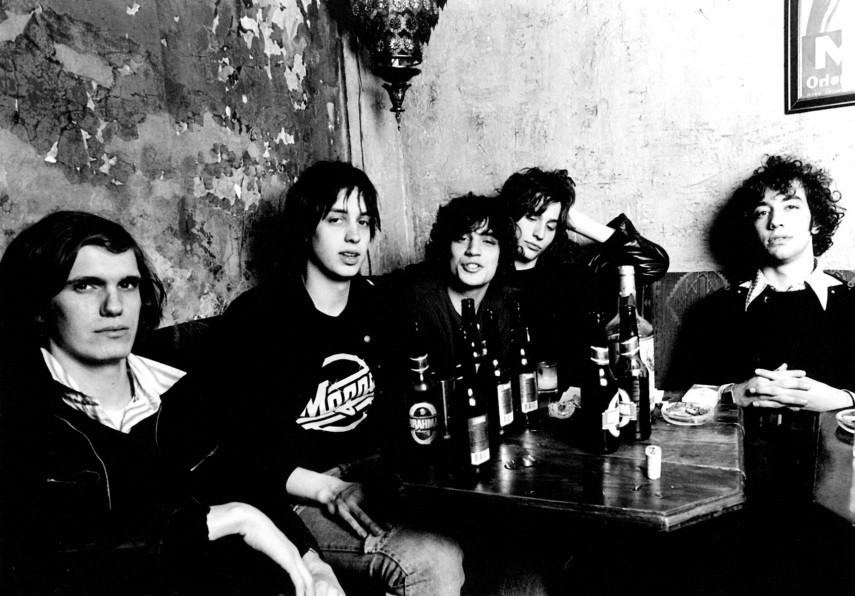 Segundo Julian Casablancas, os Strokes já estão trabalhando em um novo disco. A data de lançamento ainda não foi divulgada, mas esperamos que não passe desse ano!