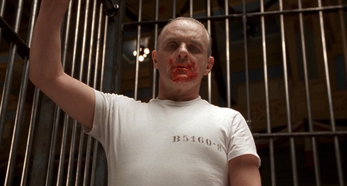 Suspense policial estrelado pelo canibal Dr. Hannibal Lecter (Anthony Hopkins), que depois virou série de TV, e pela detetive Clarice (Jodie Foster). Um dos poucos filmes a ganhar os 5 Oscars principais (Ator, Atriz, Direção, Filme, Roteiro)
