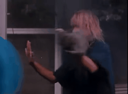 Mais doida ainda ela fica quando finalmente arruma um emprego e percebe que não é muito boa naquilo. Xuxa, melhore!