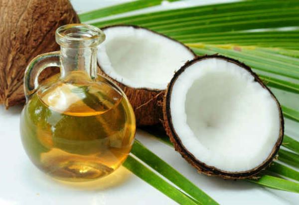 O que é: Um óleo extraído do coco (dãã). Rico em um diferente tipo de gorduras saturadas, os triglicerídios de cadeia média. Pode ser usado como alternativa a outros tipos de óleos.

O pretenso milagre: Queima a gordura, é antioxidante, ajuda a diminuir o colesterol, melhora o sistema imunológico e regula o intestino.