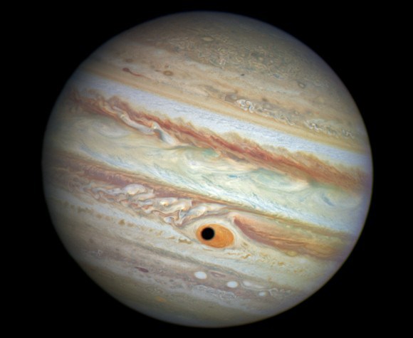 Júpiter e sua grande mancha vermelha: imagem feita pela nave Cassini, da Nasa, em 2003
