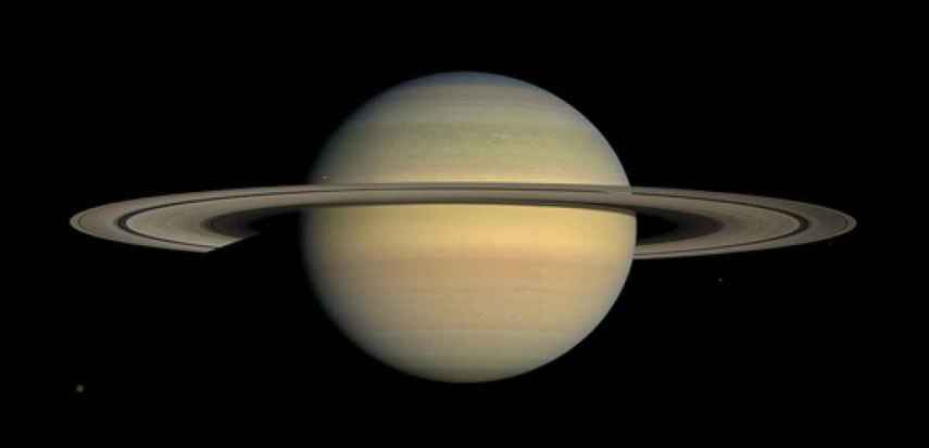 A nave Cassini também fez essa extraordinária imagem de Saturno e suas luas
