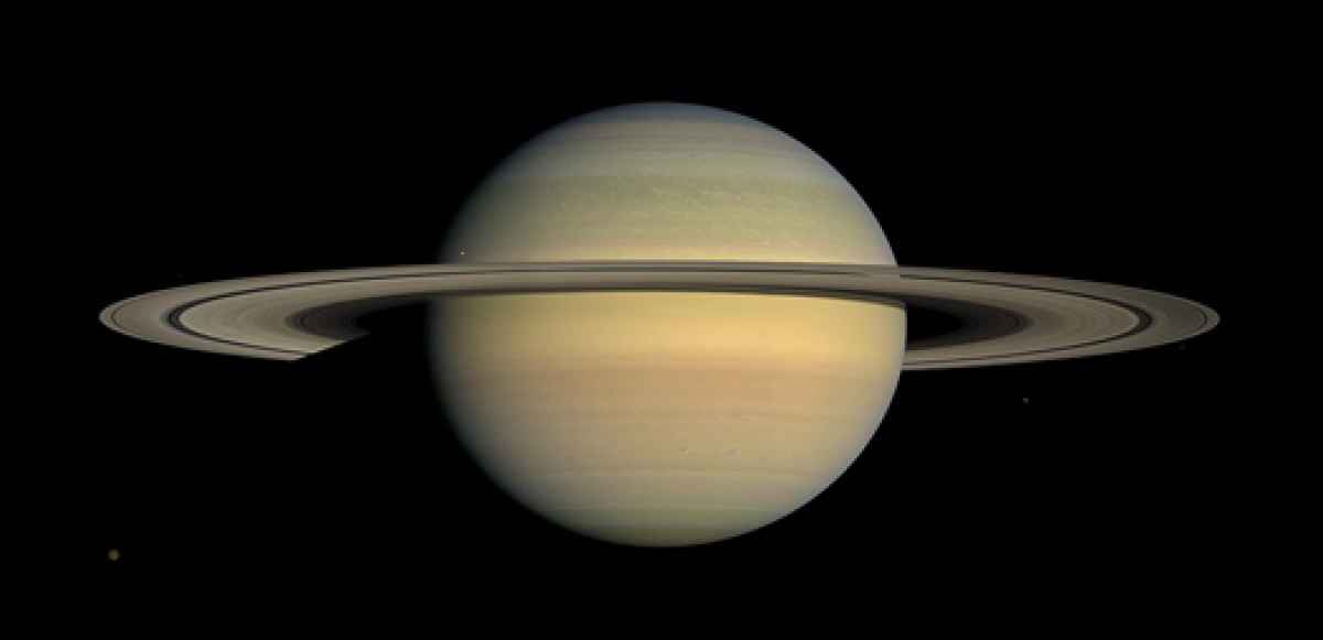A nave Cassini também fez essa extraordinária imagem de Saturno e suas luas