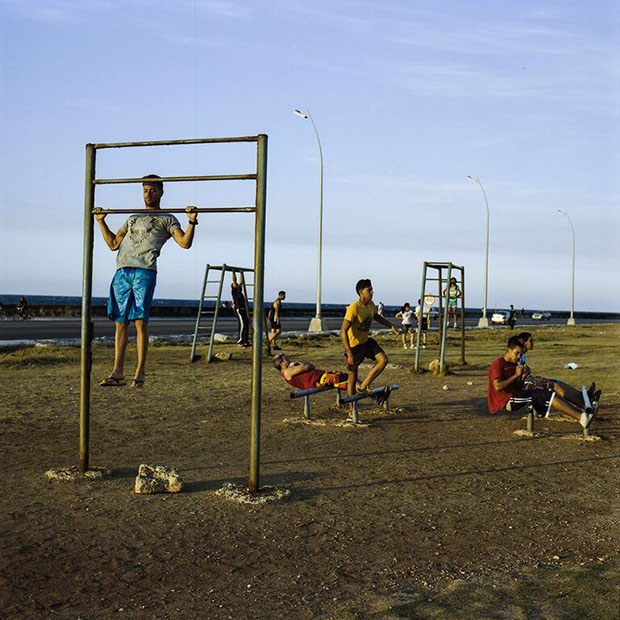 Fim da tarde no Estadio Martí, em El Vedado, na vizinhança de Malecon