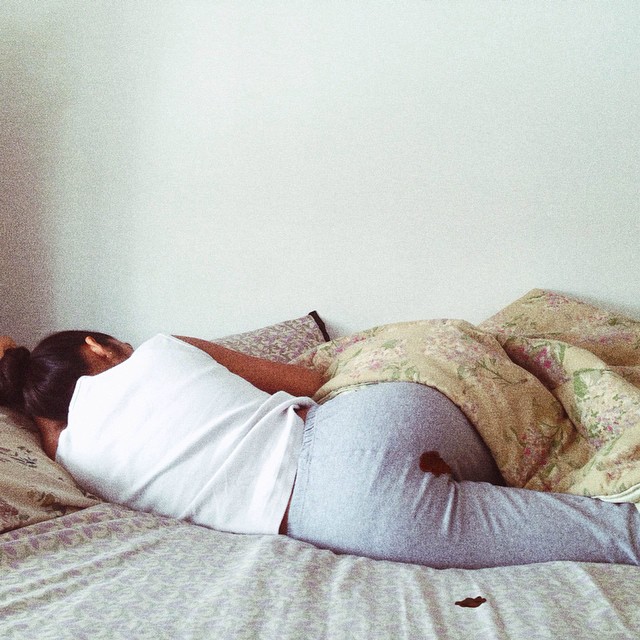 Em março de 2015, a escritora Rupi Kaur teve sua foto duas vezes apagada pelo Instagram. Na imagem, ela aparecia deitada em um cama, com a calça e as roupas de cama sujas por sangue de sua menstruação. Nesse caso, o Instagram enviou um comunicado pedindo desculpa por ter apagado a foto, mas foi só depois de Rupi reclamou no Facebook e o caso se tornou um viral