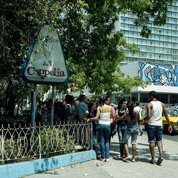 Jovens fazem fila em frente à sorveteria Coppelia