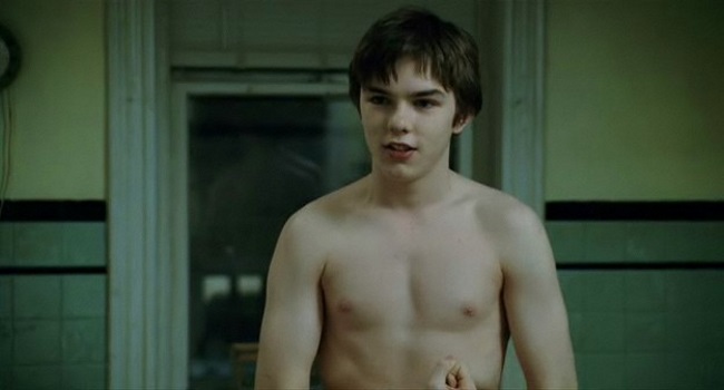 Neste filme Hoult já se aproximava do perfil de galã teen que logo o caracterizaria