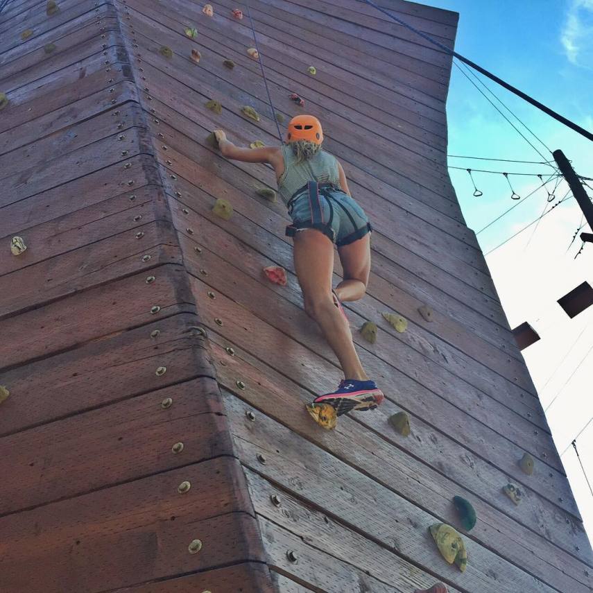... ou escalada? Essa é uma Gisele bem diferente da que a gente via na passarela, né?