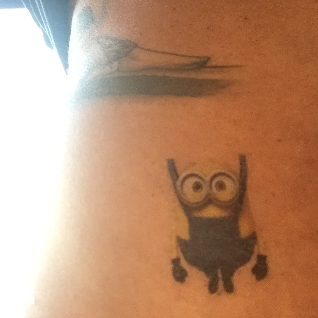 Quando ele tatuou um minion só porque é o desenho favorito da Harper