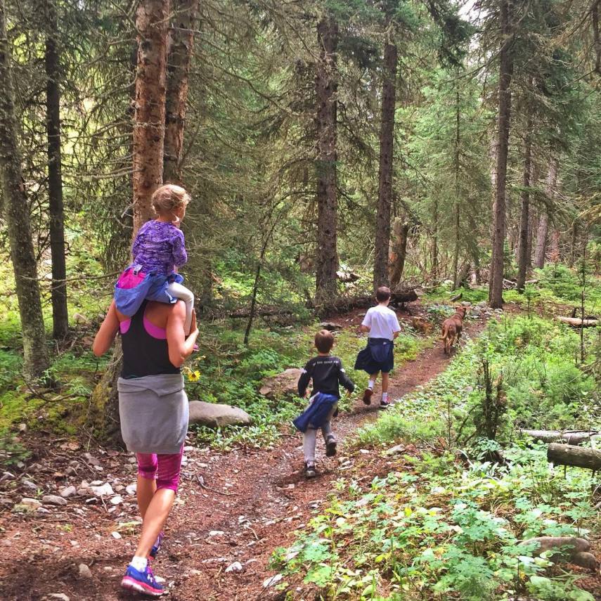 Nem das caminhadas e dos passeios na natureza com a família toda. Olha que delícia!