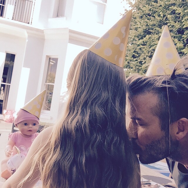 Quando ele tirou essa selfie na festinha de aniversário da Harper, usando chapéuzinho e tudo mais!