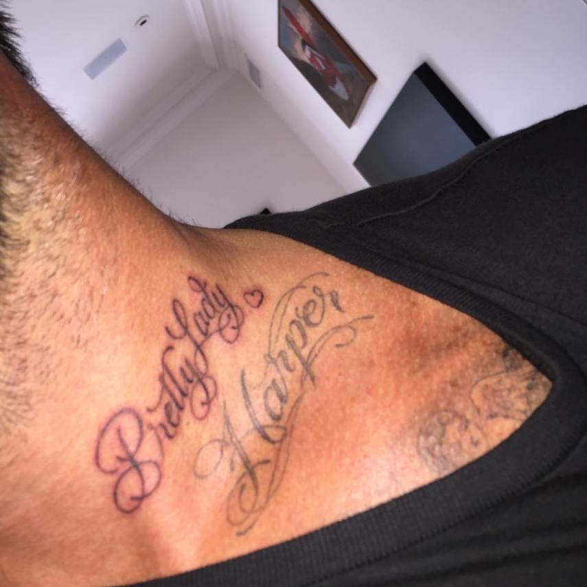 E depois fez essa tatuagem aqui, que significa 