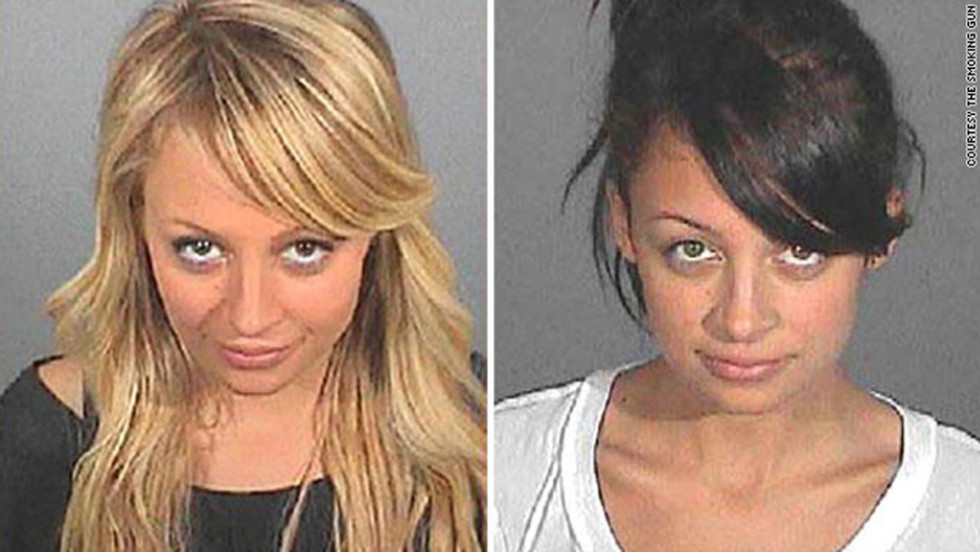 Posse de heroína, carta de motorista vencida... Esses são alguns dos motivos leves que renderam à Nicole Richie esses retratinhos fofos na polícia.