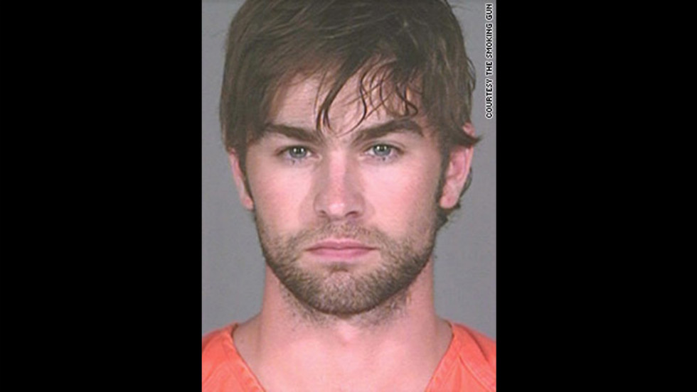 O gatinho da série "Gossip Girl" tava dando um rolê pelo Texas com maconha no bolso e... Ganhou uma mugshot.