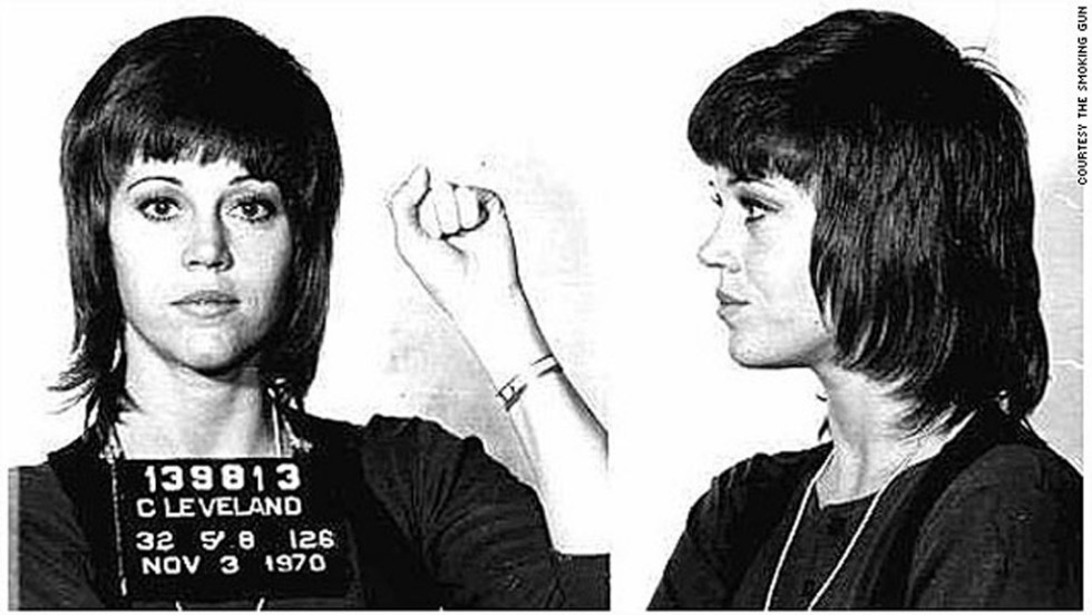 Essa é a mugshot da #mancada: em 1970, a atriz Jane Fonda foi presa pela suspeita de posse de drogas ilegais - na real, ela só tinha algumas vitaminas na bolsa.