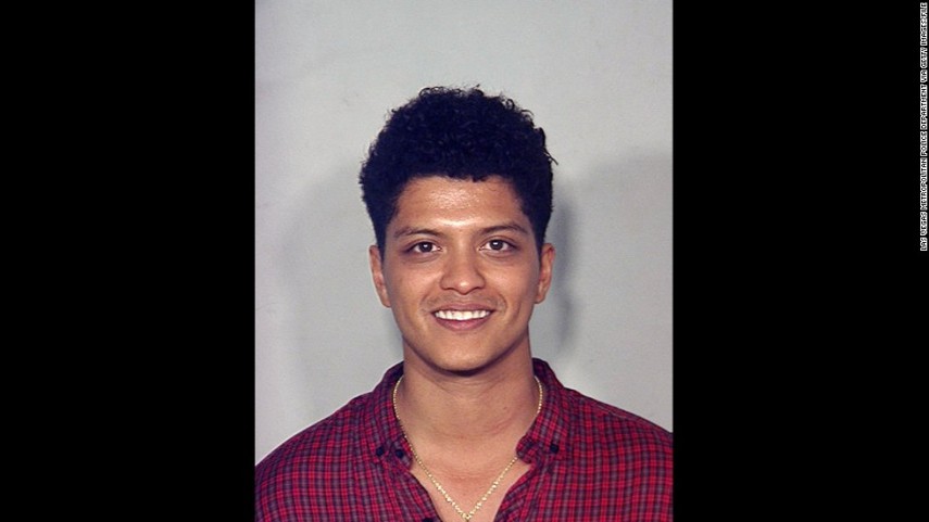 Já o cantor Bruno Mars estava em posse de algo um pouquinho mais forte, como cocaína. 