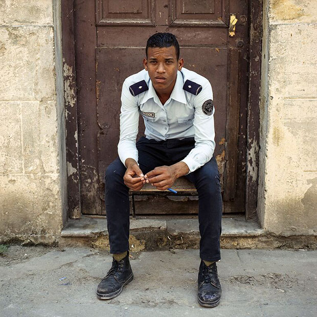 Javier Marine, 20 anos, guarda no Lyceum Francês, no centro de Havana