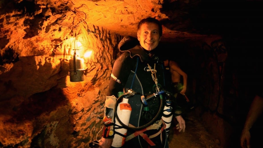 Mergulhador com mais de 30 anos de experiência é um dos experts das catacumbas de Paris