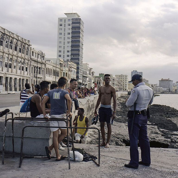 Grupo é multado por nadar no mar, depois de uma partida de futebol, em Havana