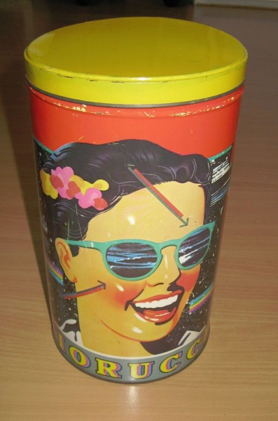 E o uso de objetos, como esta lata de lixo da Fiorucci