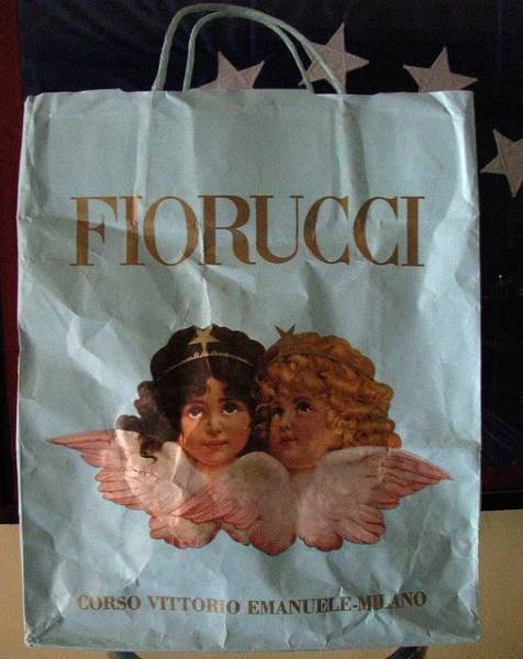 Mas um dos principais símbolos da Fiorucci foi esta dupla de anjinhos, que virou até sacola