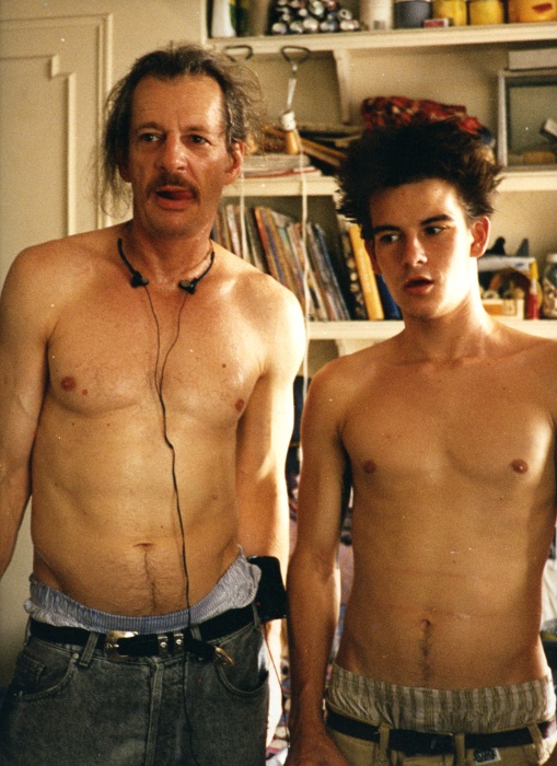 Larry Clark (esquerda, com Justin Pierce) tinha 52 anos ao estrear na direção de cinema com Kids, após uma longa carreira como fotógrafo cult. O sucesso de Kids o levou a continuar a carreira de cineasta