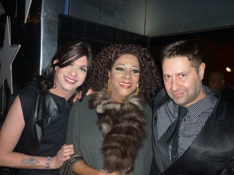 Silvetty posa glamourosa entre Arethuza e Nenê Krawitz