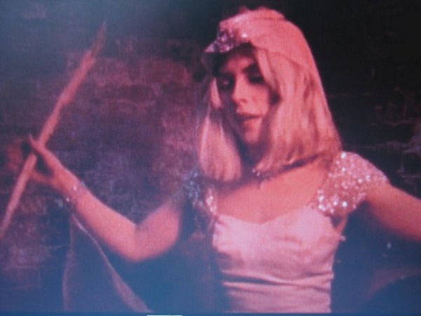 Em Downtown 81 (1981), Debbie surge interpretando uma fada madrinha meio punk