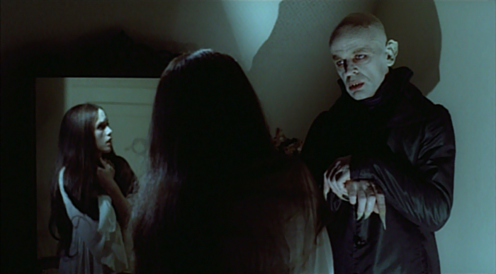 O alemão Werner Herzog fez esta espécie de refilmagem do clássico de Murnau de 1922, com Klaus Kinski como o vampiro e Isabelle Adjani como a donzela