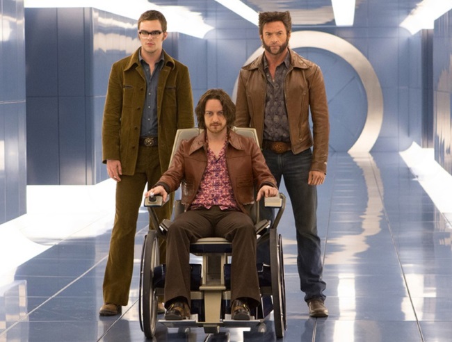 Em seguida Hoult esteve em mais um episódio de X-Men (em pé, à esquerda)
