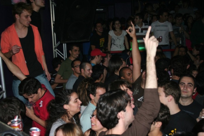Dublagens, drinks, alucinações na pista...