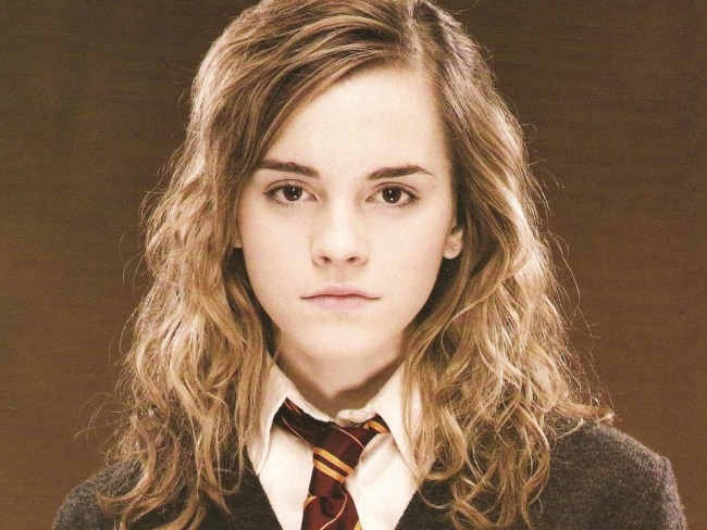 A autora já declarou que a personagem Hermione da saga Harry   Potter é vagamente inspirada nela própria quando era pré-adolescente