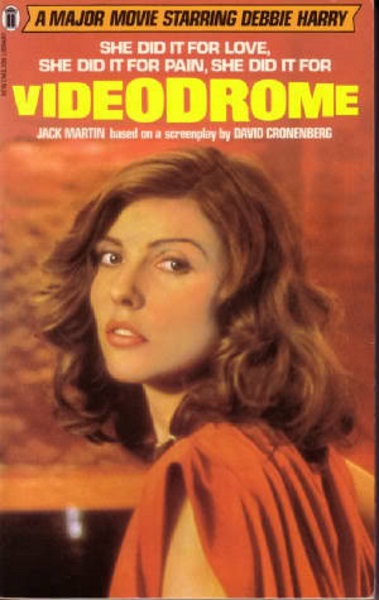 Em 82, Debbie tornou-se um ícone do cinema ao estrelar Videodrome, a Síndrome do Vídeo, de ninguém menos que David Cronenberg