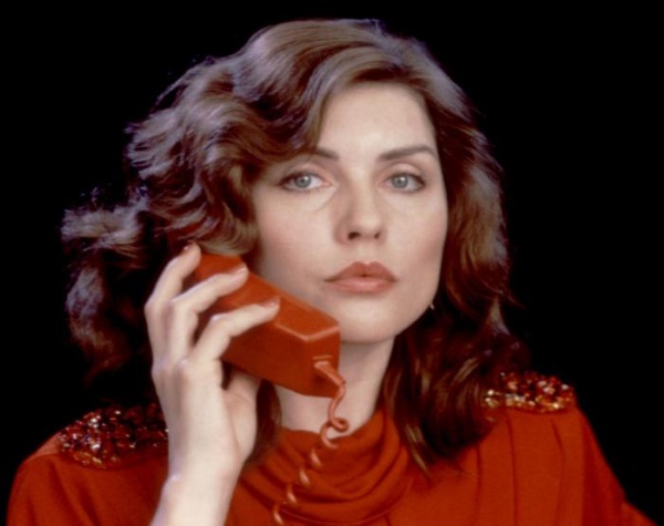 Ela vivia a estranha musa do vídeo, que vivia dentro da telinha numa outra dimensão, neste filme bizarro (claro) de Cronenberg