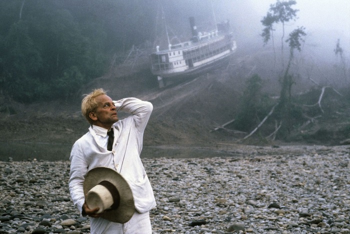 Outro Herzog no projeto, traz Klaus Kinski ensandecido como o homem que tenta criar um teatro de ópera no meio da selva amazônica