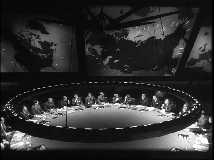 A guerra nuclear e a bomba atômica, com o destino do mundo nas mãos de alguns governantes, eram os temas do filme
