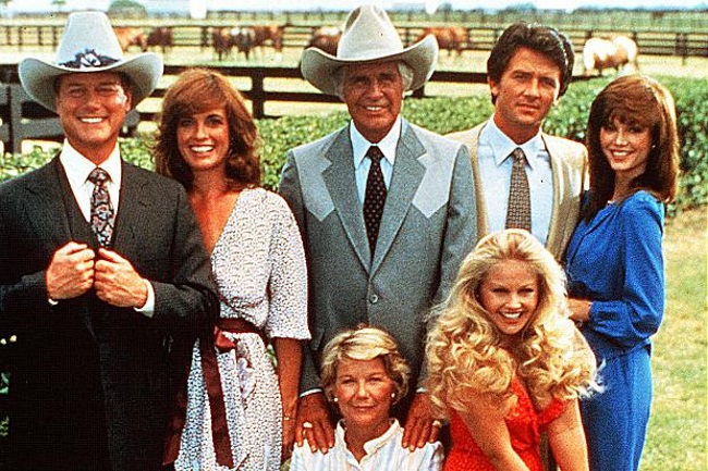 Um sucesso destruidor, mostrando a complicada e country família Ewing, proprietária de uma companhia de petróleo e de um rancho. O grande charme era o vilão J.R. (Larry Hagman), o filho canalha. No Brasil, virou mania e era exibida pela Globo nas noites de domingo, após o 