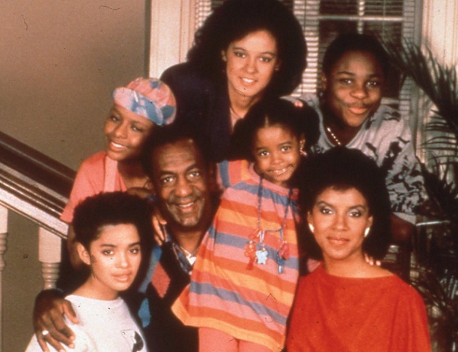 PIlotada por Bill Cosby (atualmente acusado de estupro por diversas mulheres), a série foi um grande sucesso e inovou ao mostrar a primeira família negra das sitcoms americanas. No Brasil, foi transmitida pela Band