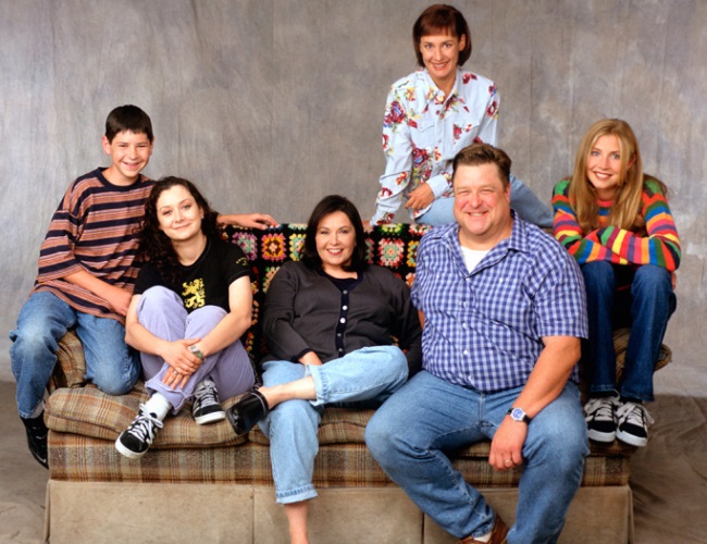 Roseanne Barr e John Goodman viviam os atrapalhados pais dessa família que já anunciava um padrão diferente para as sitcoms americanas familiares