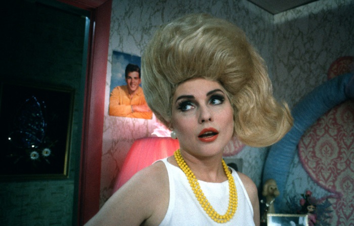 Debbie vivia Velma Von Tussle, a esnobe vilã loira com penteados grotescos no filme ambientado em Baltimore no início dos anos 60