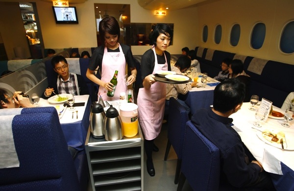 No A380 Sky Kitchen, em Taipei, Taiwan, as pessoas sentam pertinho umas das outras, e as aeromoças levam suas comidas em carrinhos pelo corredor estreito. Uma experiência para quem não é claustrofóbico