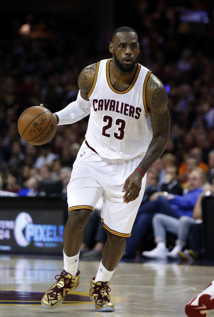 O jogador de basquete encontrou um adolescente em uma loja de tênis esportivos, só olhando a vitrine. Como LeBron percebeu que o menino não tinha condições para comprar o tênis, fez questão de dar de presente para o garoto, LOGO DOIS PARES. Parece coisa de filme, né?