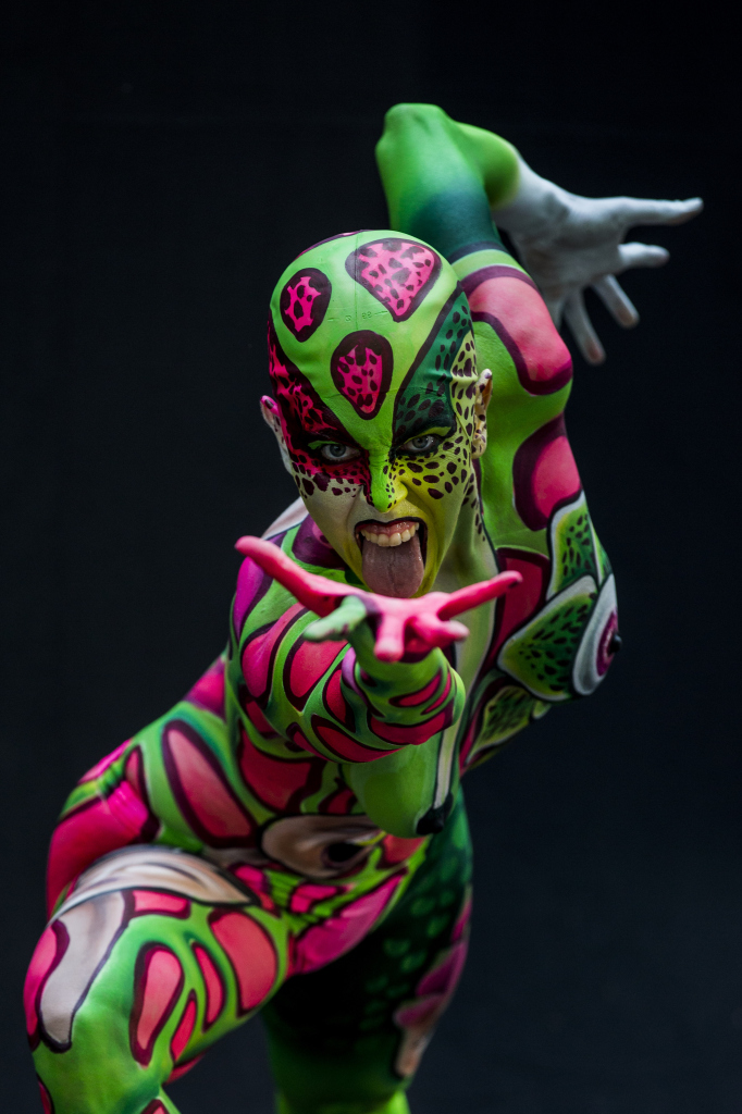 Modelo participa de competição de pintura corporal na Áustria