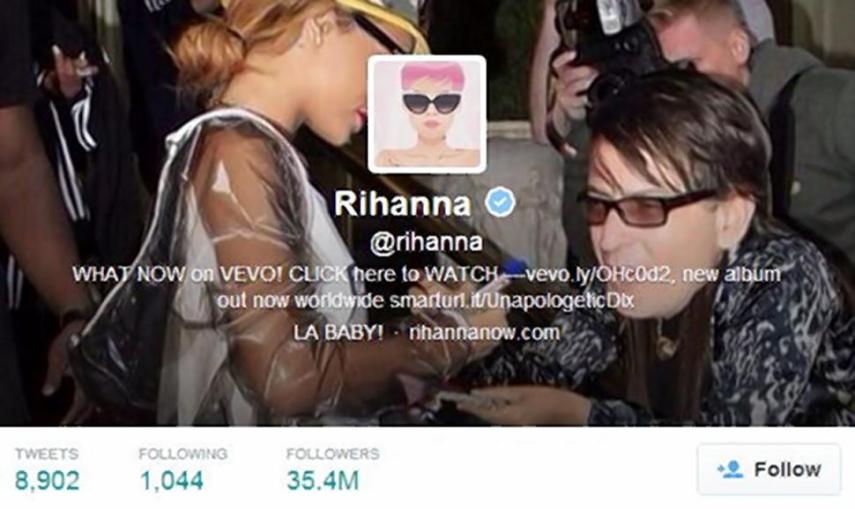 Disse o doidão do Charlie Sheen que a Rihanna esnobou a namô dele, num restaurante, quando ela pediu um autógrafo ou algo do gênero. Ele chamou a cantora de 