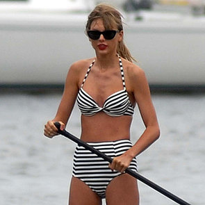 Taylor Swift com um modelo de hot pant 